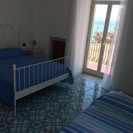 The Reef House Bed & Breakfast ปอซซุออลี ภายนอก รูปภาพ